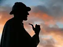 Bronzestatue von Sherlock Holmes in der Abenddämmerung