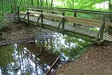 Südlich von Reelsen führt eine Holzbrücke den Johannes-Gelhaus-Weg über die Aa. Blick stromaufwärts. (5. August 2011)