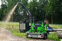 Handbeschickter Holzhacker mit Verbrennungsmotor für Gartenbaubetriebe und Kommunen