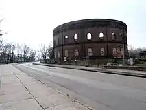 Gasometer am Holzplatz, links im Hintergrund die Genzmer-Brücke über die Schiffersaale nach Glaucha, 2016