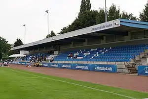 Die Haupttribüne des Montanhydraulik-Stadions (2008)