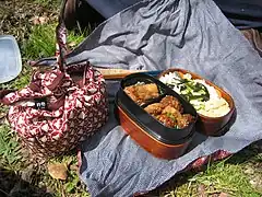 Eine Bentō-Mahlzeit, in Furoshiki verpackt.