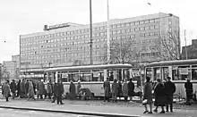 Hotel Stadt Leipzig vom Bahnhofsvorplatz aus (1965)