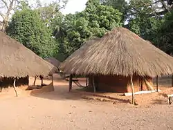 Traditionelle Wohnhütten auf der Insel Caravela