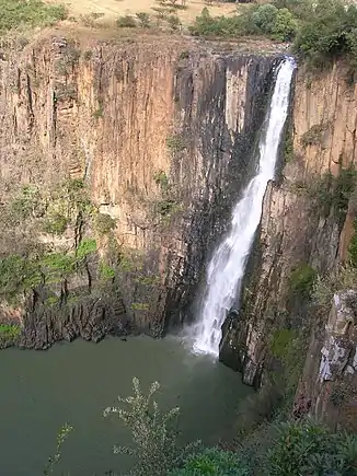 Die 119 m hohen Howick Falls des Mngeni River in KwaZulu-Natal am Kliff der basaltischen Lagergänge in KwaZulu-Natal