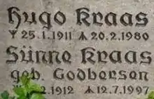 Grabstein-Inschrift (1980/1997) mit „Lebensrunen“ und „Todesrunen“, Ehepaar Hugo  und Sünne Kraas, Friedhof von Haddeby, Busdorf.