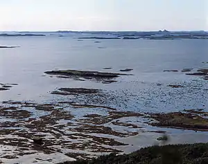 Hvammsfjörður, Inselgruppe Klakkseyjar im Hintergrund