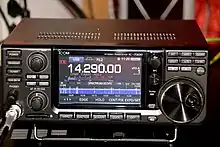 Modernes Amateurfunkgerät Icom IC-7300 mit Anzeige des Frequenzspektrums