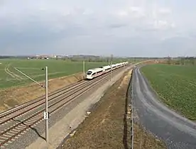 Ein ICE auf der Bahnstrecke Leipzig–Dresden bei Strießen