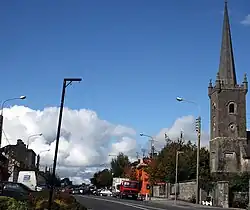 Mainstreet von Ballymahon mit St. Catherine’s Church