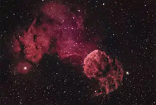 Links μ Geminorum, in der Mitte der Supernovaüberrest IC 443, rechts η Geminorum