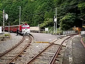 Endstation Ikawa. Das Gleis rechts dient nur dem Güterverkehr und führte früher bis nach Dōdaira