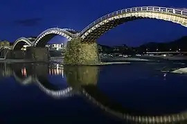 Beleuchtete Brücke bei Nacht