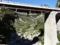 Brücke über den Fluss im Gemeindegebiet von Ilonse