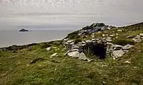 Reste einer Bienenkorbhütte auf Inishtooskert