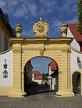 Einfahrt des Zehntkellers mit Wappen des Fürstbischofs Christoph Franz von Hutten