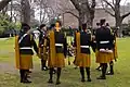 Mitglieder der Irish Air Corps Pipe Band mit Plaids auf den linken Schultern