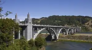 Die Rogue River Bridge über den Rogue River  USA-Oregon Oregon