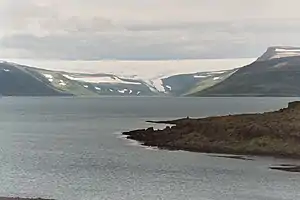 Drangajökull, Blick über den Fjord Ísafjarðardjúp auf den Gletscher hinter dem Kaldalón