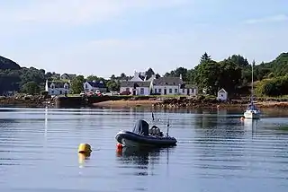 Isleornsay; im Vordergrund der Hafen, im Hintergrund das Hotel Eilean Iarmain