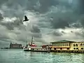 Blick zum Bosporus; im Vordergrund der Fähranleger Kadıköy, im Hintergrund der Haydarpaşa-Bahnhof