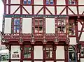 Ein Teil der mit Schnitzereien verzierten Fassade