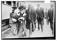 John D. Rockefeller (Mitte) mit seiner Frau Laura, um 1910