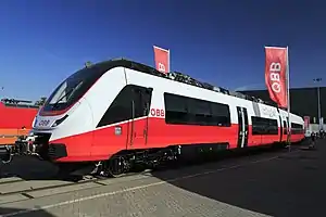 Seitenansicht eines Talent 3 für die ÖBB auf der InnoTrans 2018