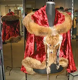 Rotfuchskollier, umgestaltet zur Verbrämung einer Theater-Kostümjacke (2005)