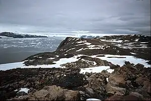 Blick über den Jade Point auf die Einfahrt zur Eyrie Bay