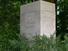 Das Friedrich-Ludwig-Jahn-Denkmal von 1953 im Lohrpark, mit Jahn-Schriftzug und Turnerkreuz