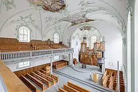 Der Innenraum der reformierten Kirche ist mit Stuckaturen und Deckengemälden reich verziert