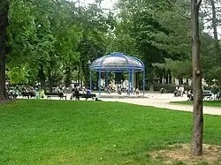 Der Jardin du Ranelagh nimmt einen Großteil der Westseite des Stadtviertels vor dem Übergang in den Bois de Boulogne ein.