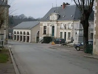 Ortskern von Javerlhac mit Rathaus, Post und Festsaal