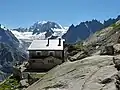 Ansicht der zweiten Hütte mit dem Mont Blanc im Hintergrund