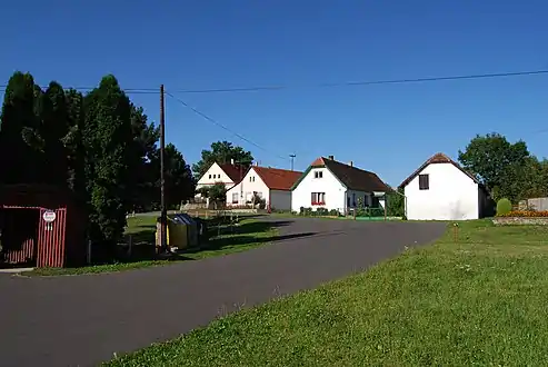 Dorfplatz in Jetětice