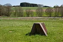 Joachim Bandau, ohne Titel, 1997, Höhe 89 cm Länge der Ausläufer 82 / 88 / 91 / 88 cm, Baustahl ST 37, massiv. Standort: im Tal (Skulpturenpark) zwischen Hasselbach und Werkhausen.