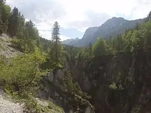 Schlucht des Johannesbachs am Talausgang. Rechts Stuhlkopf und Talelespitze