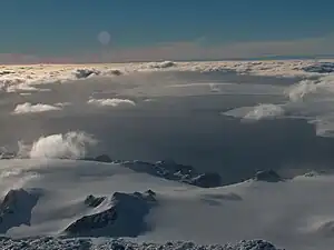 Blick über den Napier Peak  (vorn) auf den oberen Abschnitt des Johnson-Gletschers