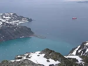 Blick vom Charrúa Ridge auf das Johnsons Dock mit dem Ballester Point (Mitte)