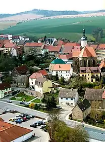 In der Kirche St. Georg wurde Junghuhn getauft und konfirmiert. Davor, in der Junghuhnstraße 4, die Pension „Schloßblick“. Links daneben das ehemalige Junghuhn-Grundstück, das hinter dem Holzzaun von der Pension als Parkplatz genutzt wird. – Am linken Bildrand die Gedenkstätte.