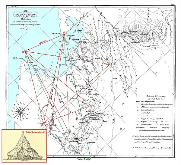 Junghuhns Karte der Tapanuli-Bai.Die Meeresflächen sind hellblau gefärbt; das Original ist nicht koloriert. Die Projektion der Karte hat Junghuhn um etwa 48° nach Nordosten gedreht; es wurde deshalb nachträglich eine Windrose eingefügt.Darüber hinaus sind die ersten trigonometrischen Peilungen eingetragen; in der Originalkarte sind diese Peilungen nicht dargestellt. Die Punkte A, B und C stellen die Ecken des Basisdreiecks dar. B befindet sich auf der 240 Meter hohen Insel „Dungus Nassi“ (heutiger Name: Pulau Situngkus); siehe links unten Junghuhns Ansichtsskizze von Süden. Der wichtigste Vermessungspunkt in den südlichen Battaländern war der Gipfel des Vulkans Lubu Radja; von hier aus konnten auch die weit entfernten Berge in Zentralsumatra angepeilt werden.Rechts neben Punkt A ist die kleine Insel Pontjang Kitjil dargestellt; der befestigte Handelsposten auf dieser Insel war der Ausgangs- und Endpunkt von Junghuhns Forschungen auf Sumatra.