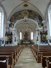 Inneres der St. Oswaldkirche mit Baujahr 1698 und Allianzwappen des Erbauers am Chorbogen: Joseph Albrecht von Freyberg († 1706) und Anna Magdalena Adelheid Gräfin von Criechingen († 1692)