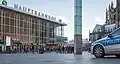 Von links: Empfangs­gebäude, Bahnhofs­vorplatz, Treppen­stufen zur Domplatte, Kölner Dom (2016)