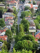 Von der Friedrich-August-Höhe: Blick auf die Moritzburger Straße, am oberen Bildrand die Eisenbahnbrücken-Baustelle in der Bahnhof­straße (2012)