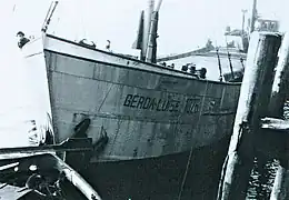 Küstenmotorschiff Gerda Luise mit dem zerlegten Holzhaus im Holzhafen des Hamburger Hafens (1950)