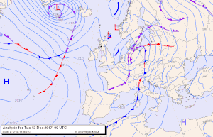 Frontensysteme Di, 12.12., 00 UTC, Warmfront über den Alpen, Kaltlufteinbruch über die Nordsee