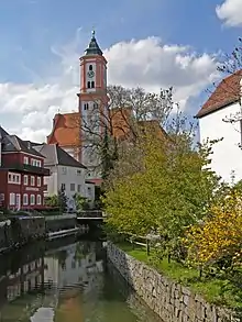 Stadtpfarrkirche St. Michael in Krumbach – im Vordergrund die Kammel