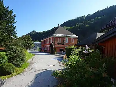 Ehemals k.k. österreichisches Zollgebäude mit Rest der alten Straße (Wehrstraße 2), Richtung Salzburg