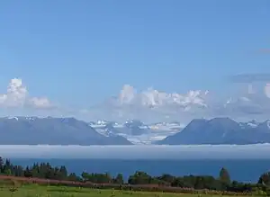 Blick über die Kachemak Bay auf den Grewingk-Gletscher